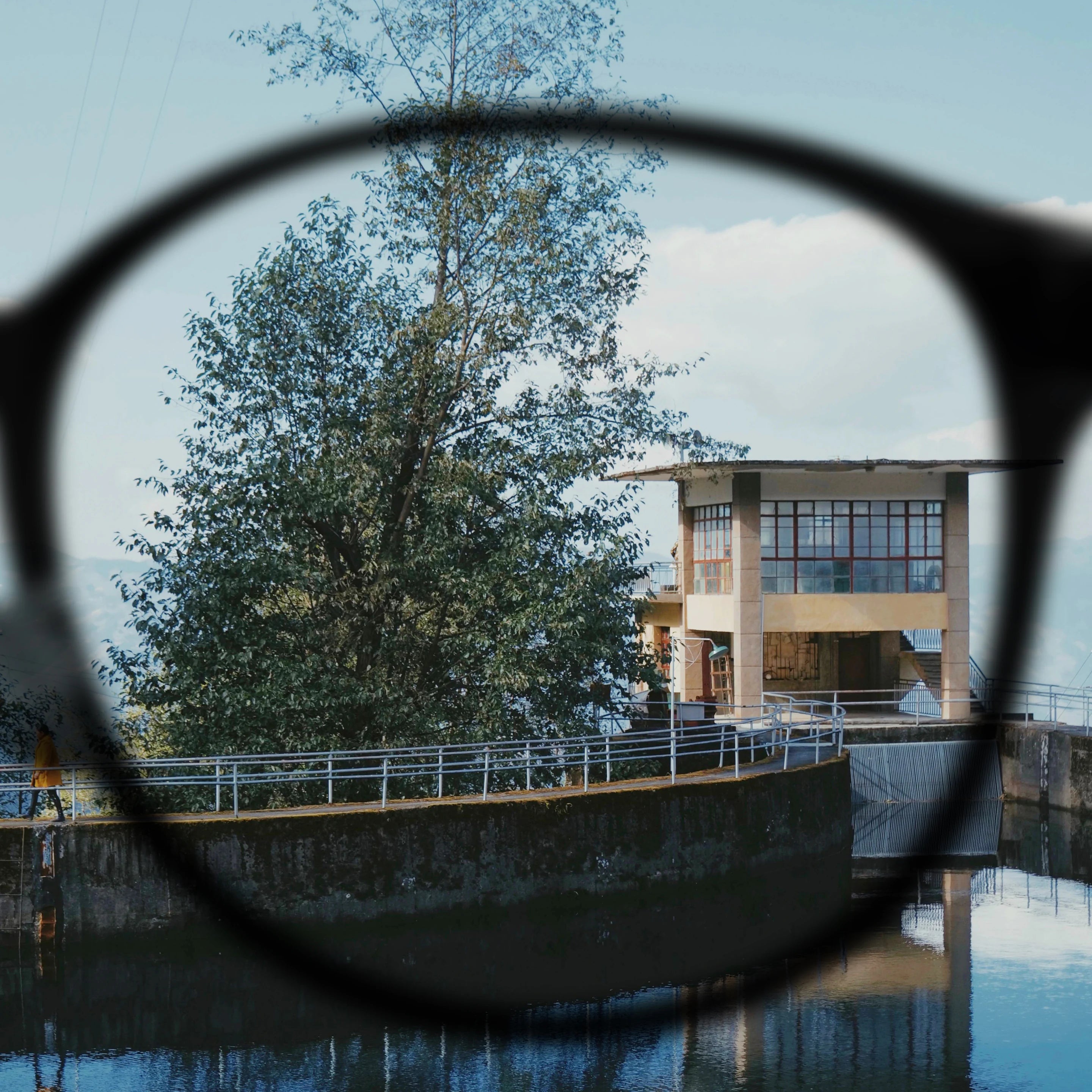 Clear everyday view through NIMO's invisible optical grating